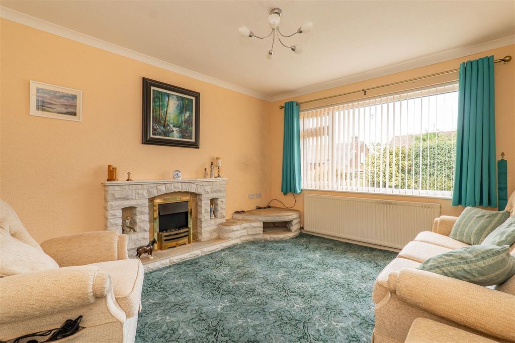 Property photo 2 of 19 Lounge