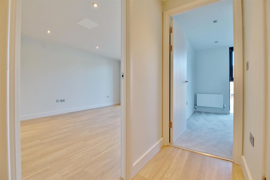 Property photo 3 of 9 Entrance Hallway