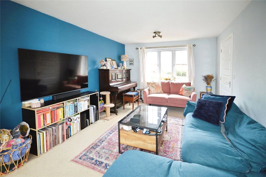 Property photo 3 of 16 Lounge