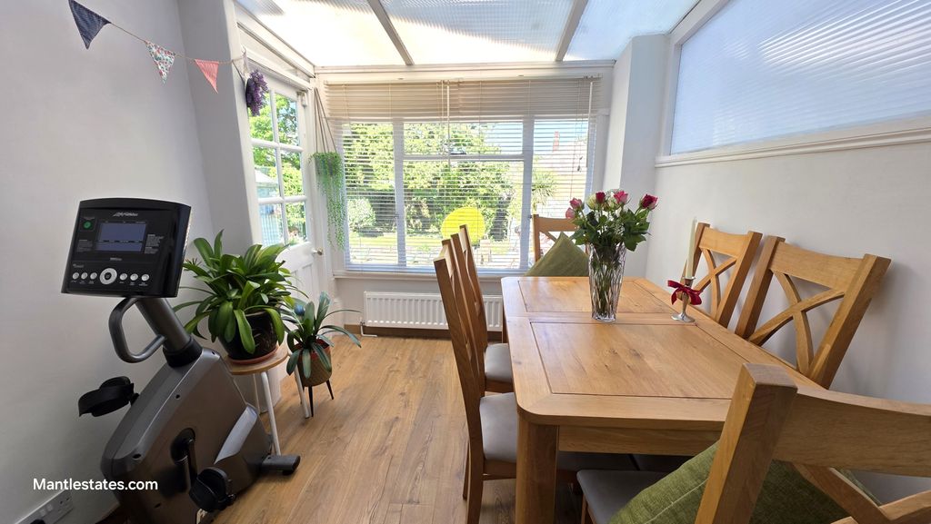 Property photo 3 of 26 Conservatory