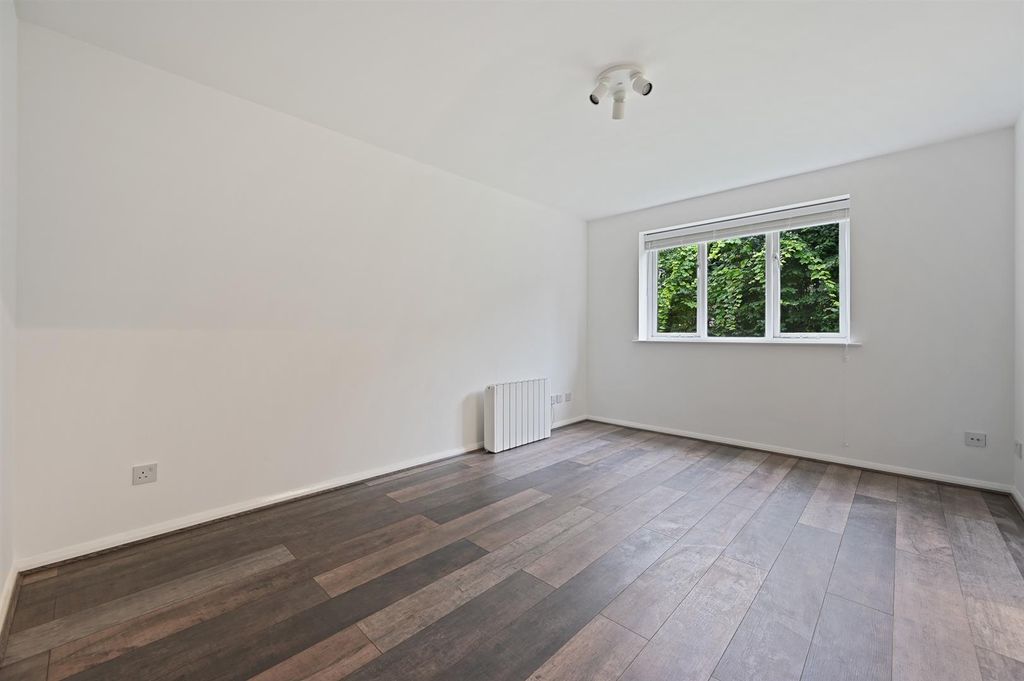 Property photo 2 of 7 Bclr - 56 Draycott Close - Reception (4).Jpg