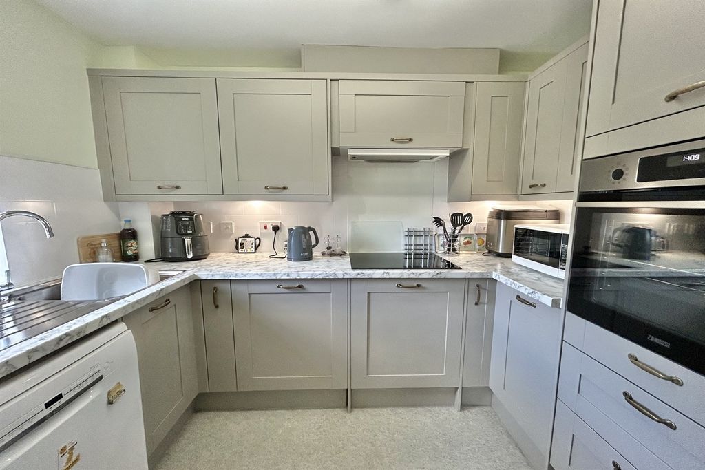Property photo 3 of 14 Kitchen