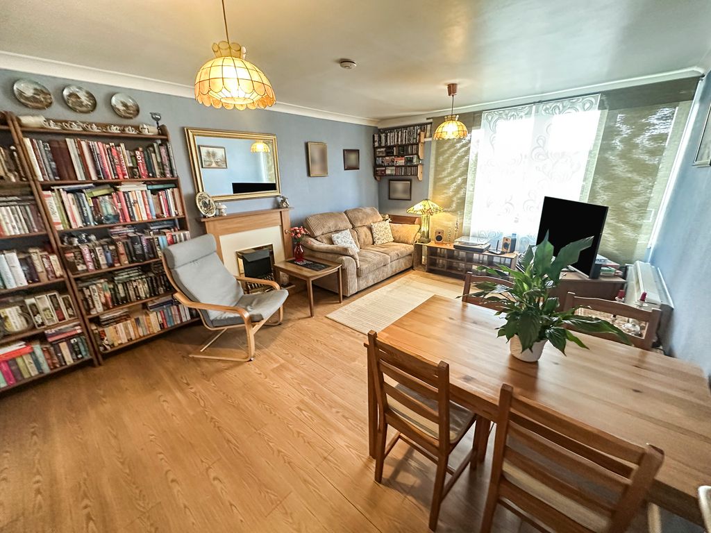 Property photo 2 of 11 Lounge