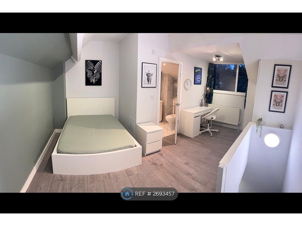 Property photo 2 of 13 Ensuite Attic Room 4