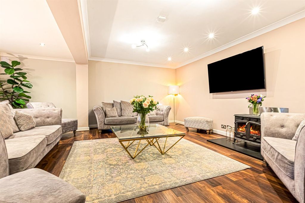 Property photo 2 of 30 Lounge