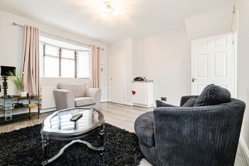 Property photo 2 of 17 Lounge