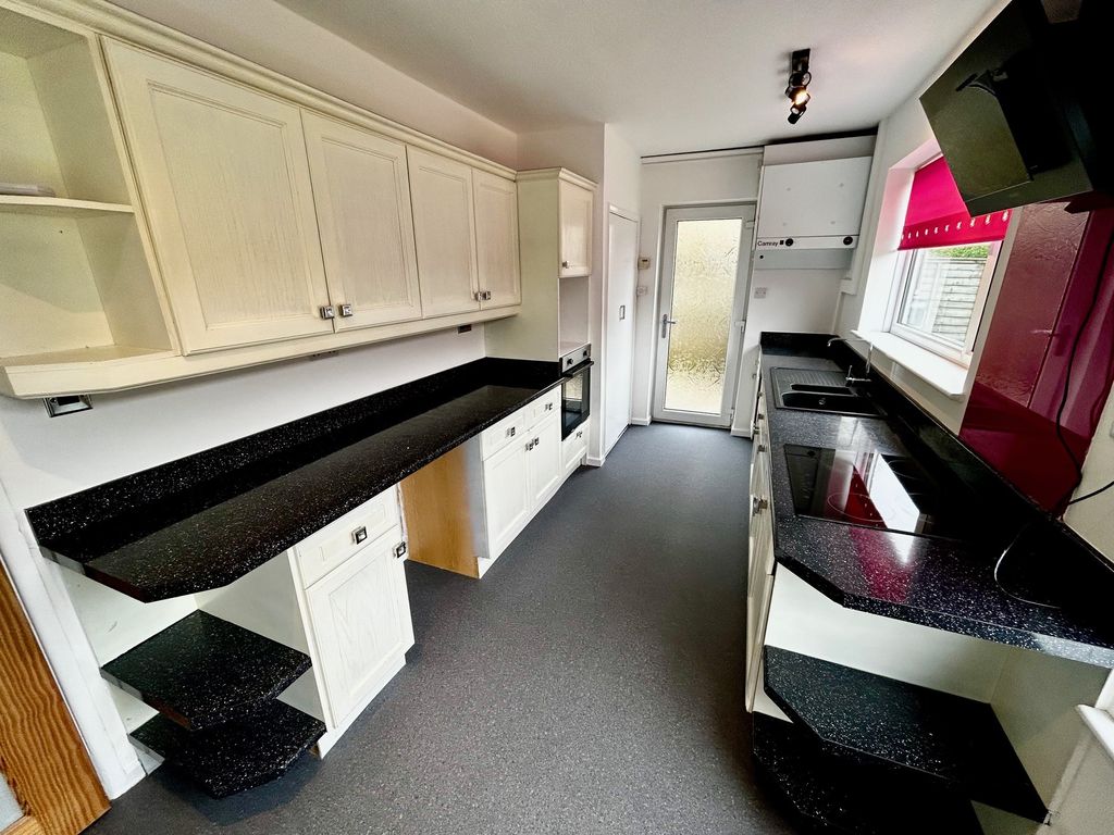 Property photo 2 of 11 Kitchen
