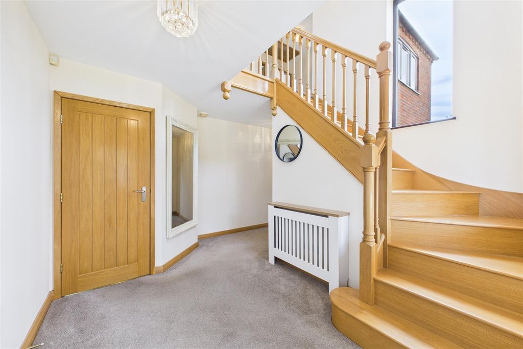 Property photo 2 of 21 Entrance Hall