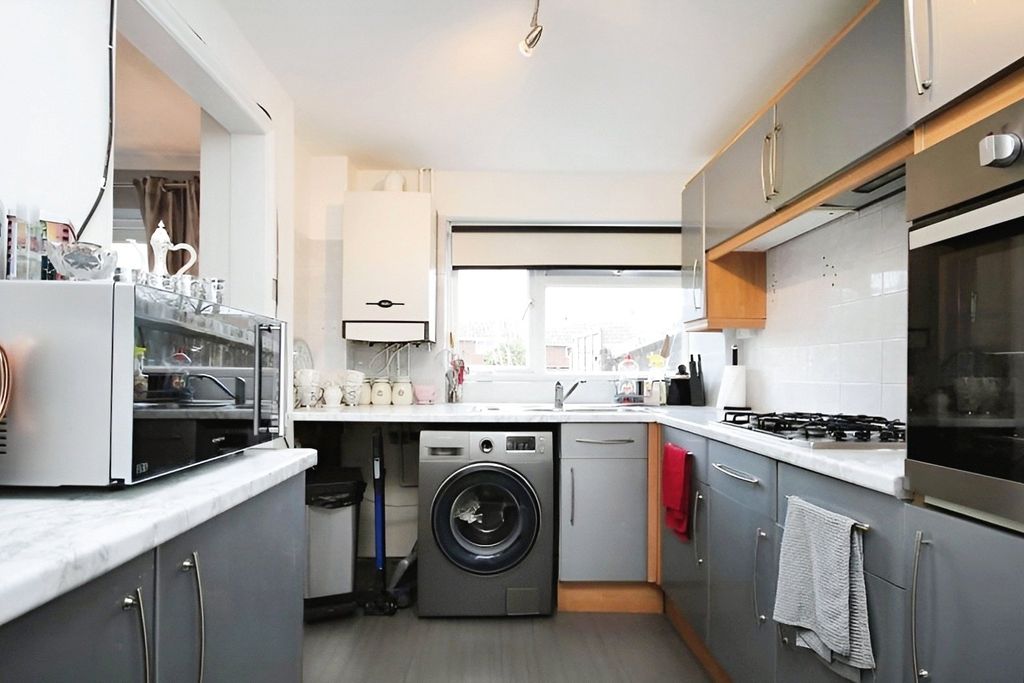 Property photo 3 of 11 Kitchen