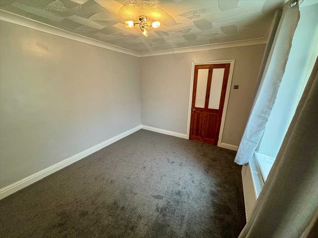 Property photo 3 of 17 Lounge