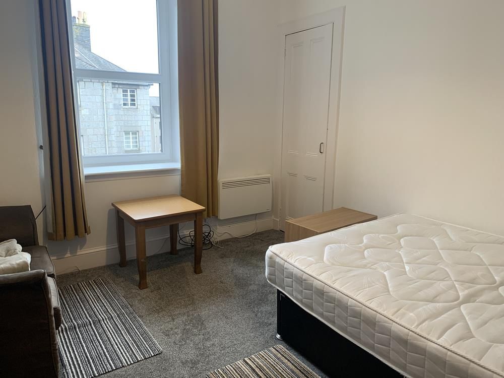 Property photo 2 of 4 Lounge − Bedroom