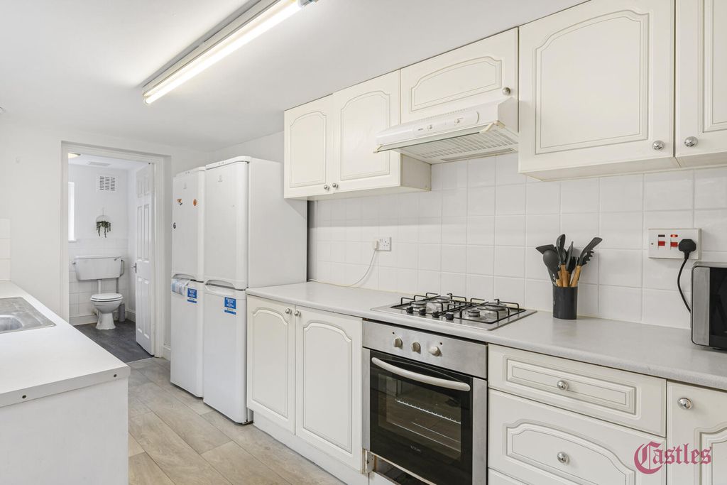 Property photo 3 of 28 Kitchen