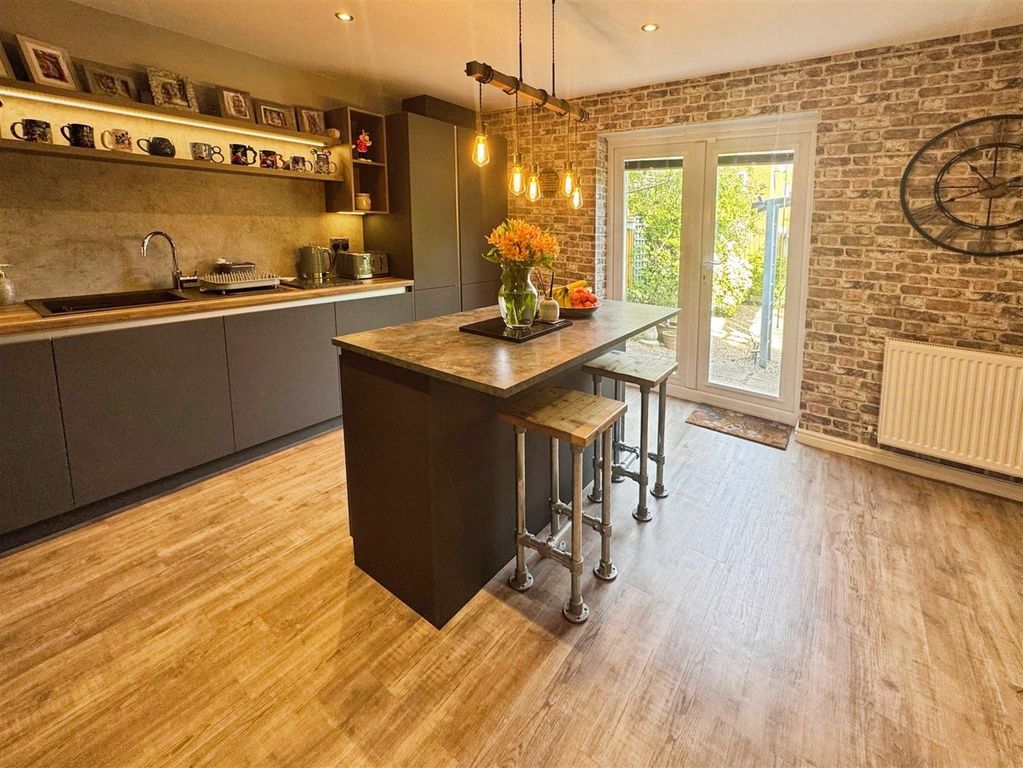 Property photo 2 of 11 Kitchen