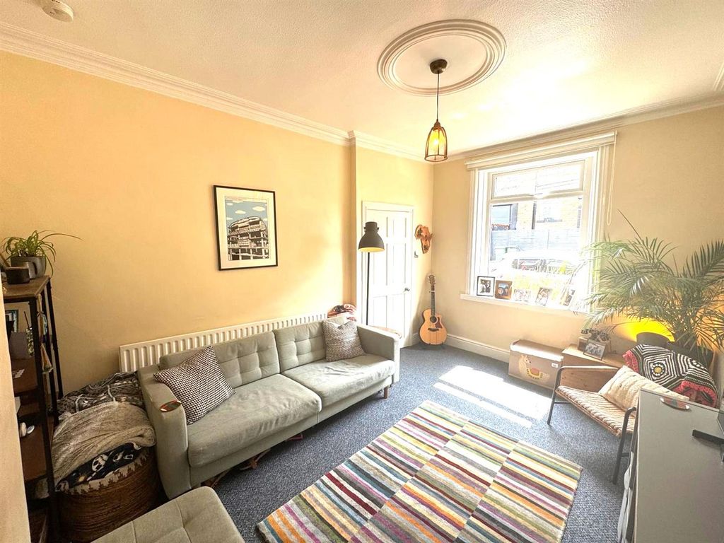 Property photo 2 of 12 Lounge