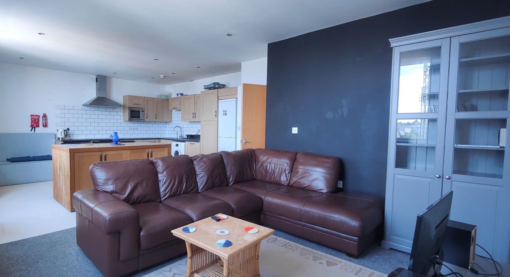 Property photo 3 of 18 Lounge