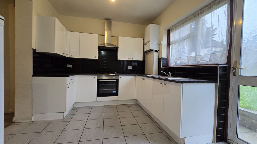 Property photo 1 of 12 4 Bed Terraced House To Rent Rosemary Drive, Redbridge Ig4