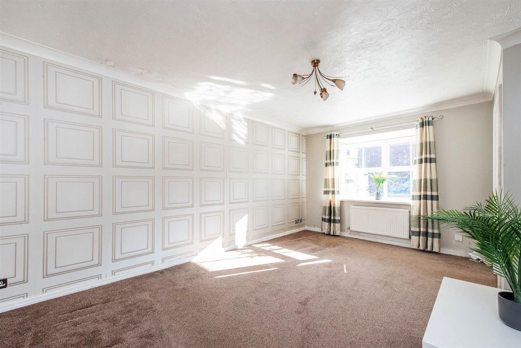 Property photo 2 of 19 Lounge