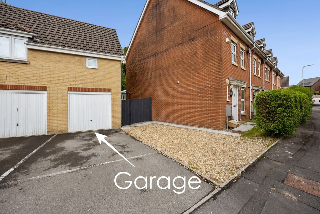 Property photo 3 of 35 Garage & Parking
