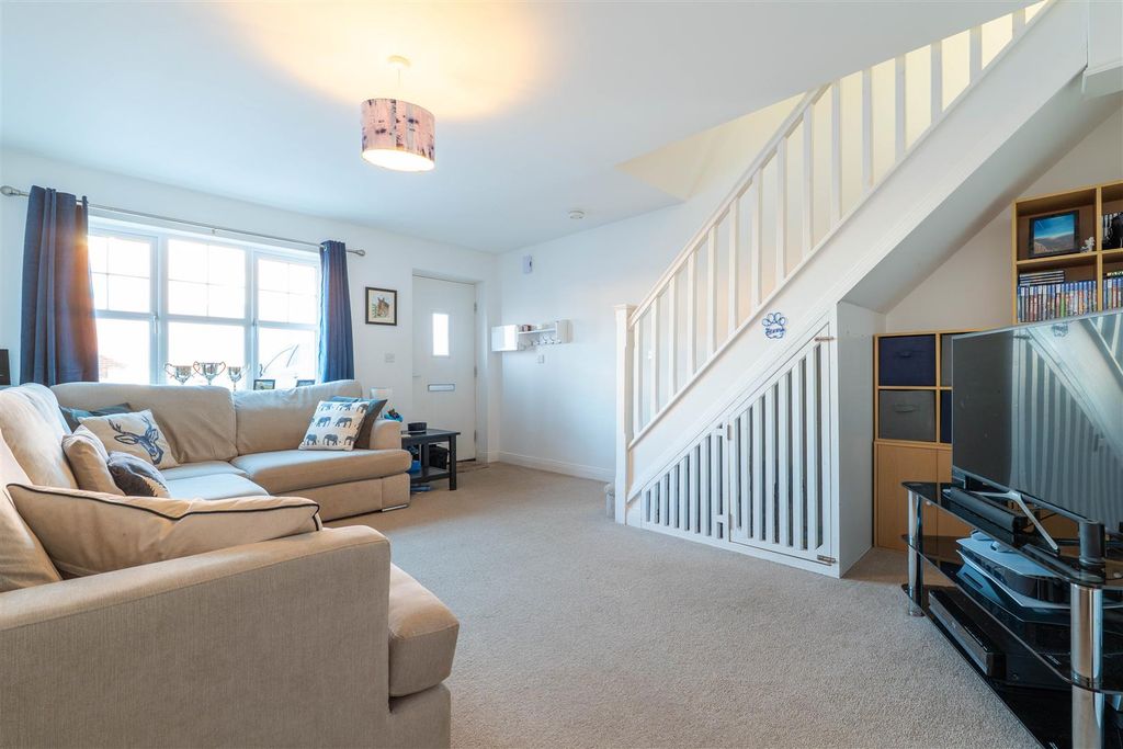 Property photo 2 of 17 Lounge