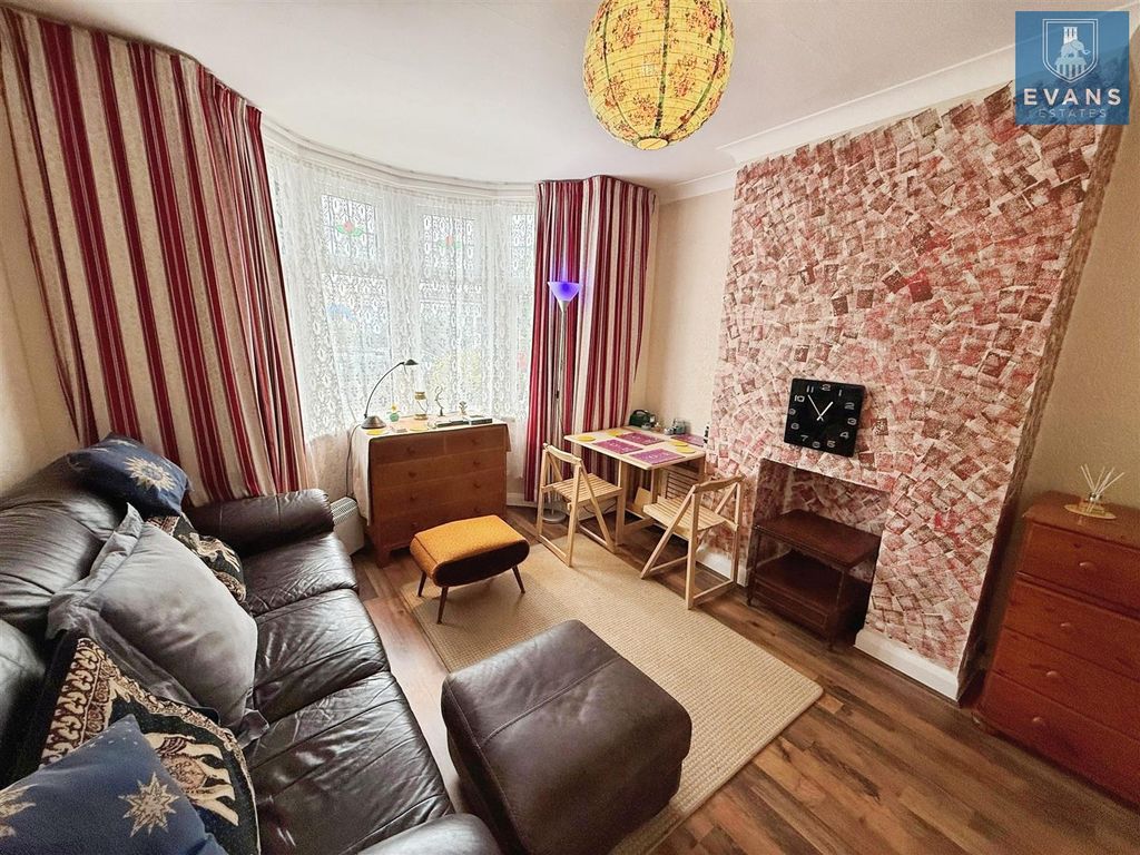 Property photo 3 of 17 Lounge