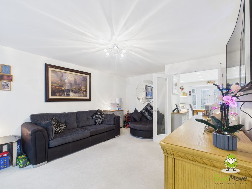 Property photo 3 of 20 Ewemove Estate Agents Basingstoke - Mansard Cresce