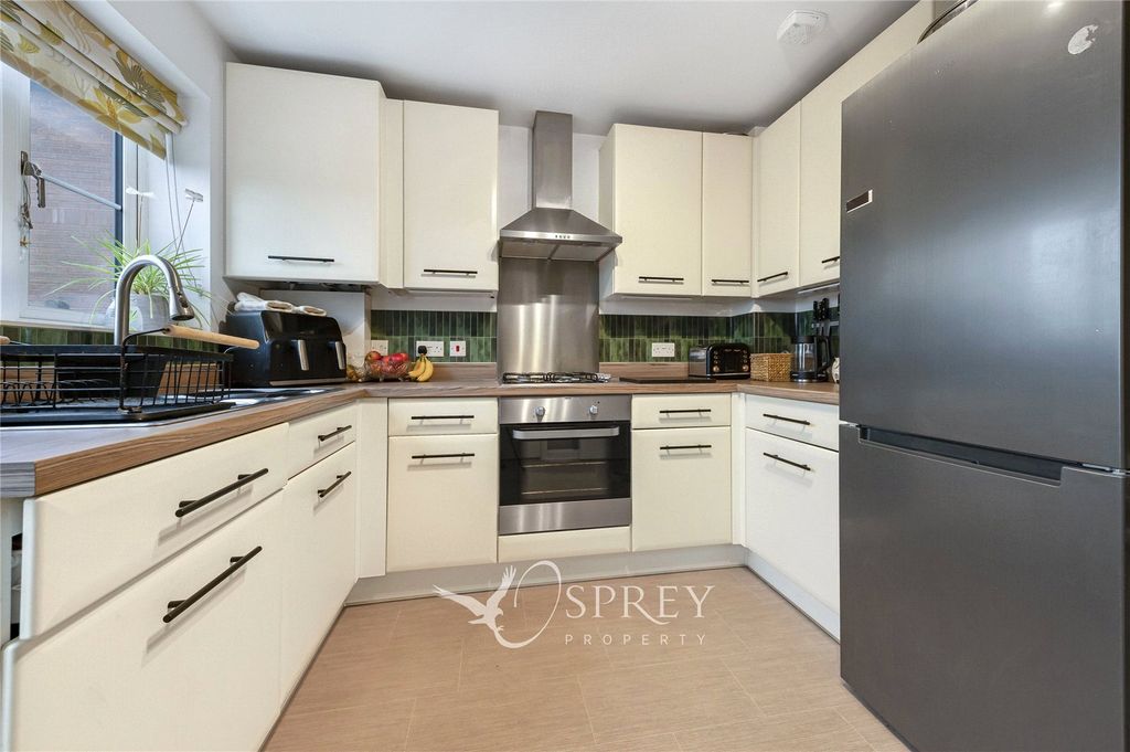 Property photo 2 of 11 Kitchen