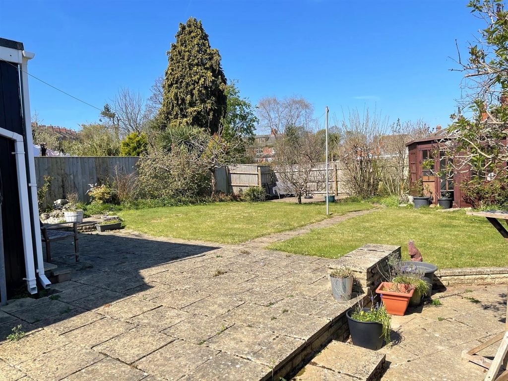Property photo 2 of 25 Gardens