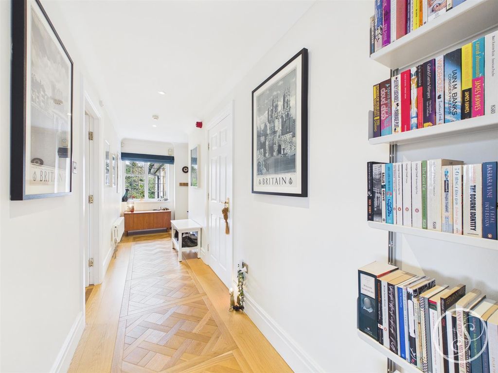 Property photo 2 of 23 Hallway