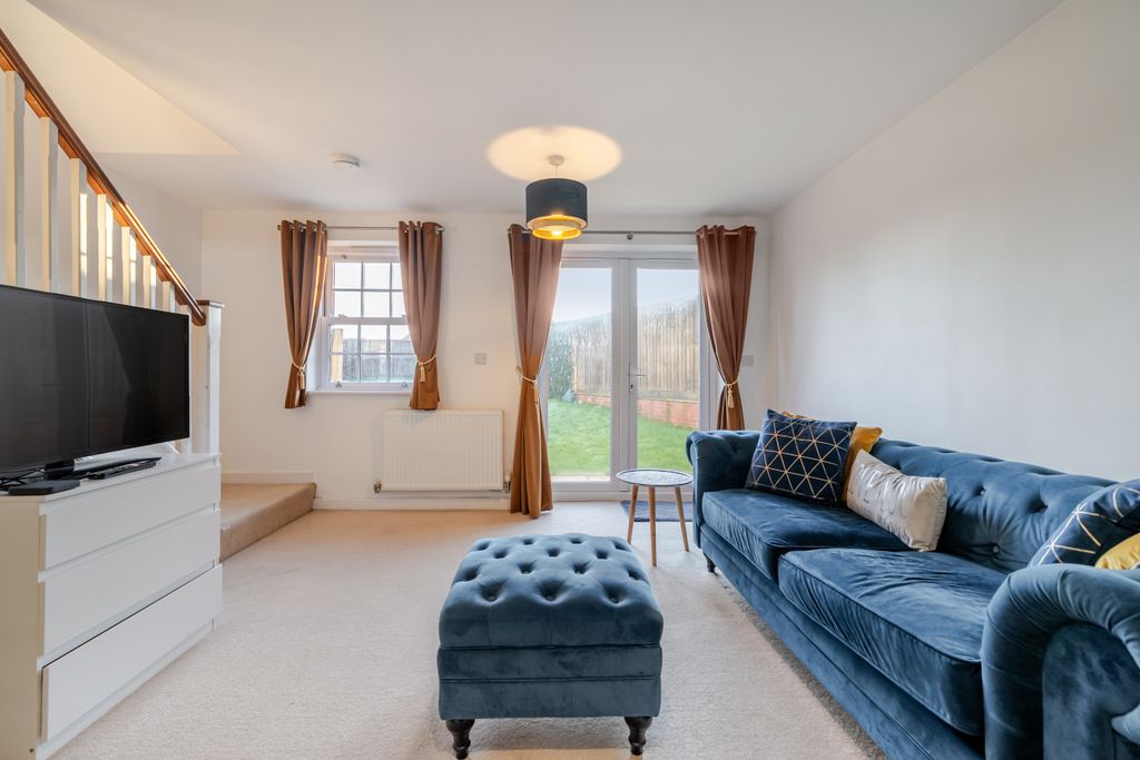 Property photo 2 of 21 Living Room