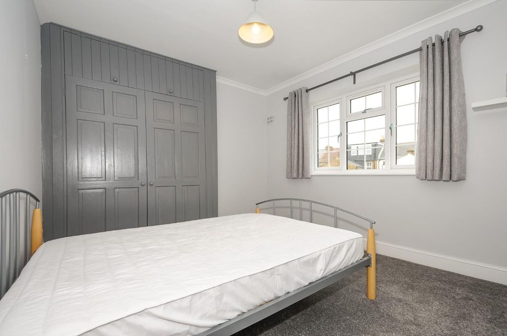Property photo 3 of 6 Bedroom.Jpg