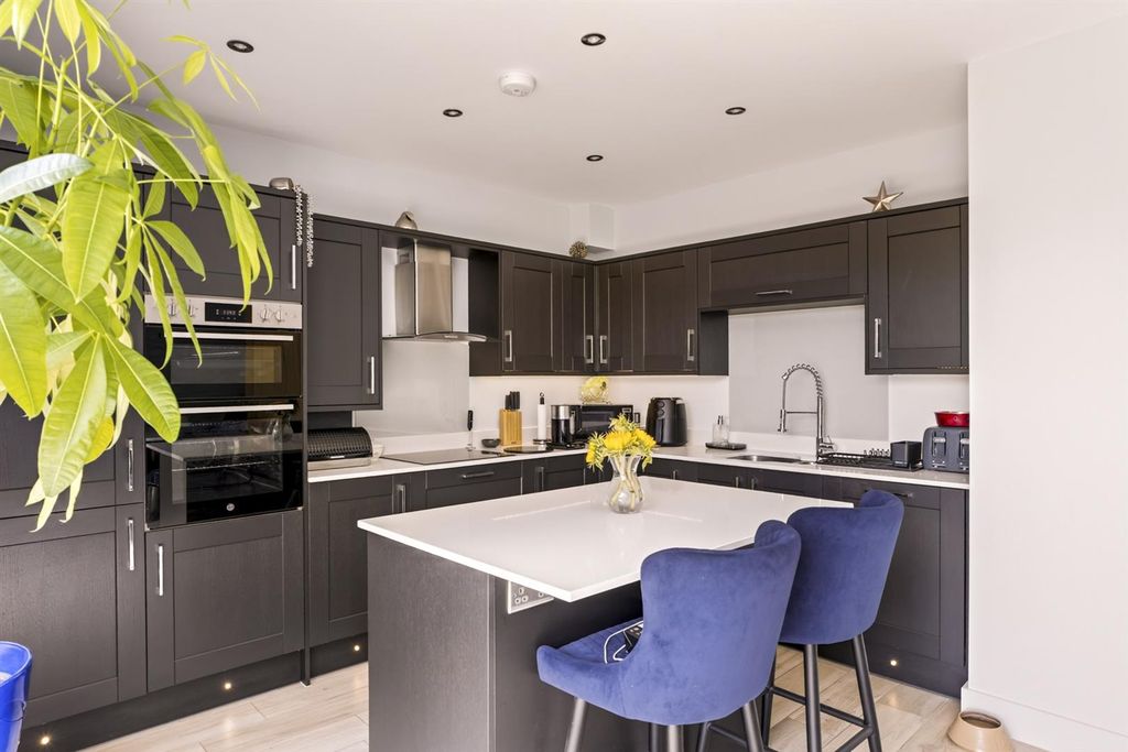 Property photo 3 of 36 8 Delfont Grove Final-39.Jpg