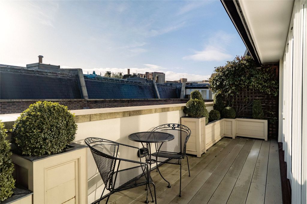 Property photo 3 of 24 Terrace