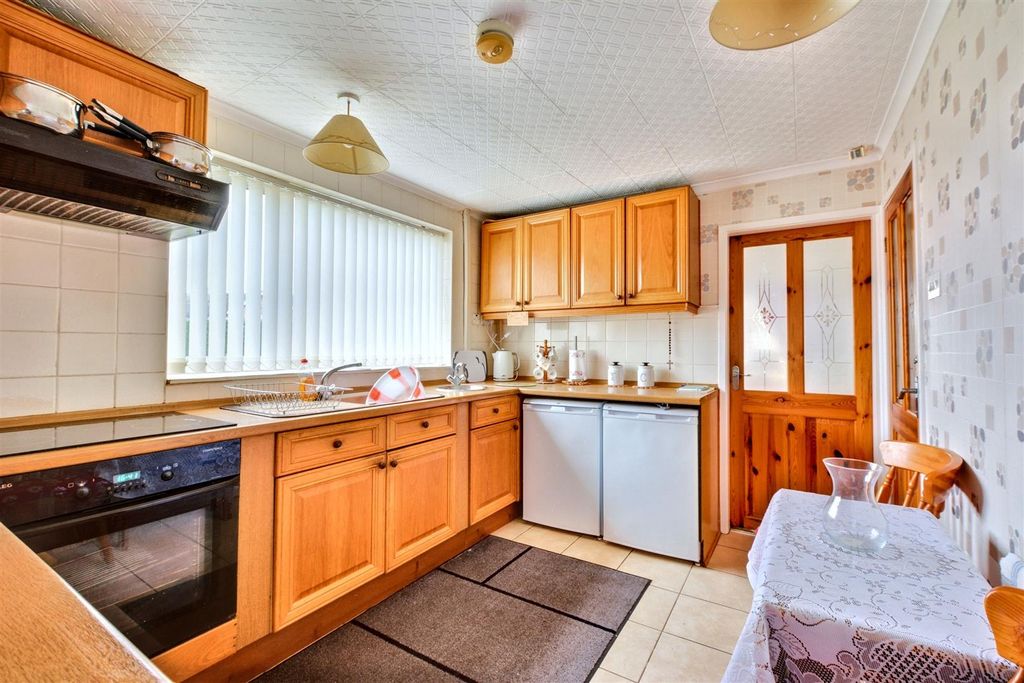 Property photo 3 of 20 Kitchen