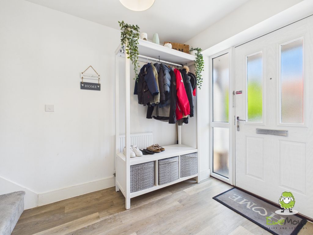 Property photo 2 of 33 Ewemove Estate Agents Basingstoke - White Clover D