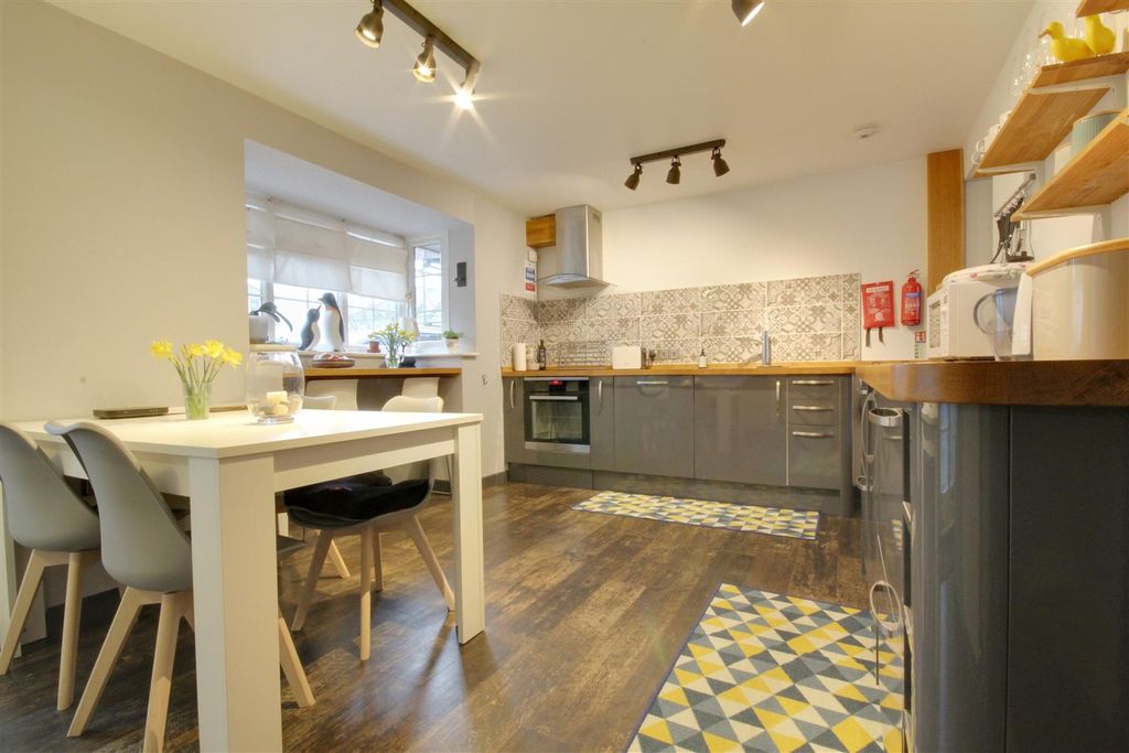 Property photo 2 of 12 Kitchen 2.Jpg