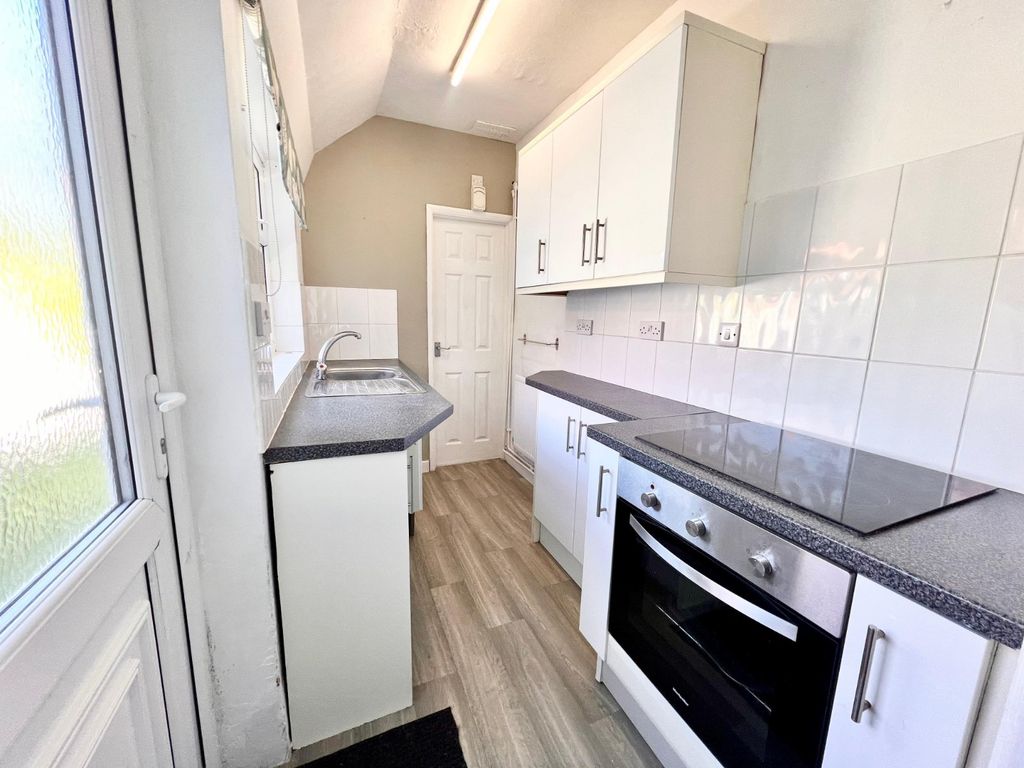 Property photo 3 of 9 Kitchen