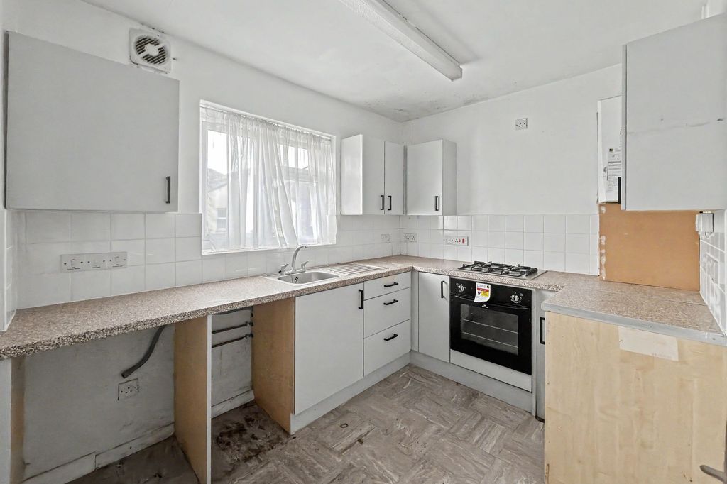 Property photo 2 of 11 First Floor Flat, 11 St Antony’S Road, Forest Gate, London E7 9Qa
