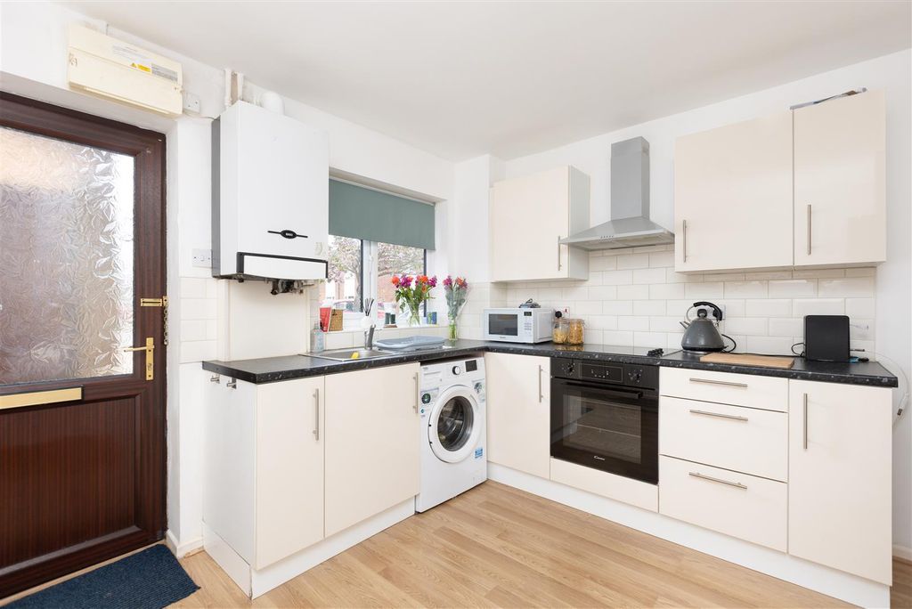 Property photo 3 of 18 Kitchen