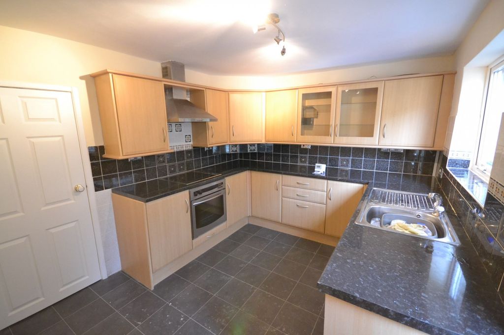 Property photo 2 of 7 Kitchen