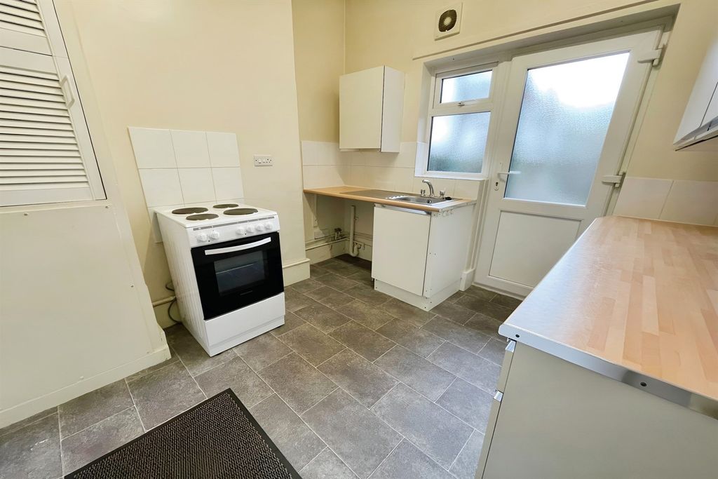 Property photo 3 of 7 Bedsit Kitchen