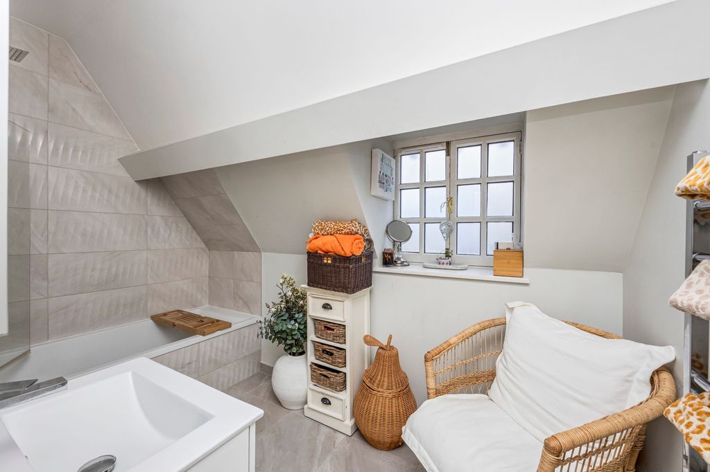 Additional image 16 of 3 bed flat for saleSyresham Gardens, The Priory Syresham Gardens RH16