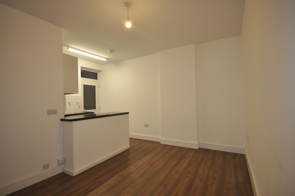 Property photo 1 of 7 Photo 6