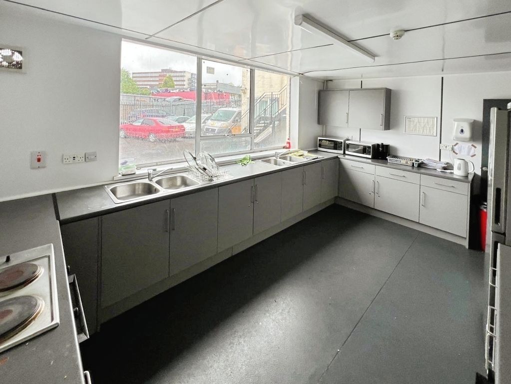 Property photo 3 of 6 Shared Kitchen