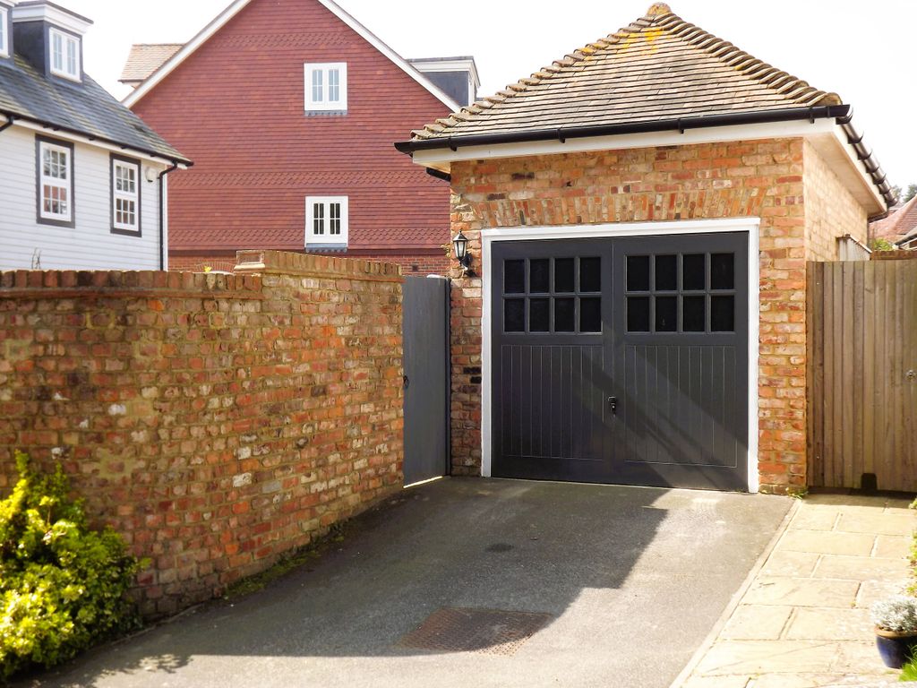 Property photo 3 of 3 Garage