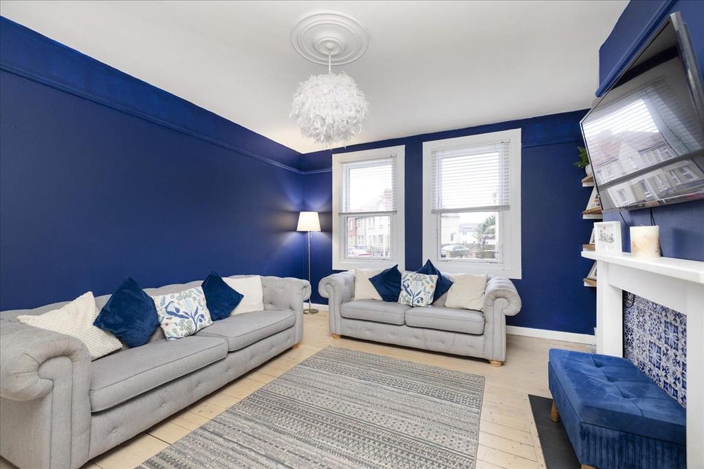 Property photo 2 of 28