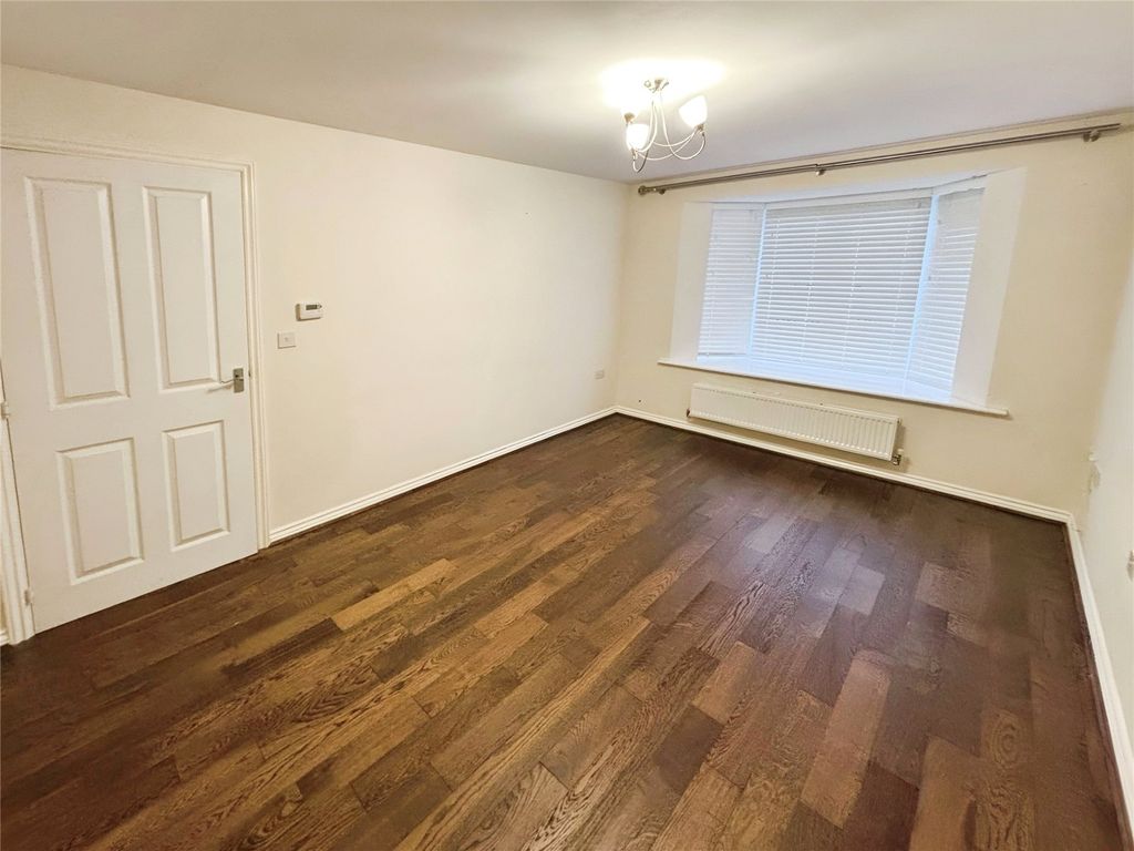 Property photo 3 of 16 Lounge