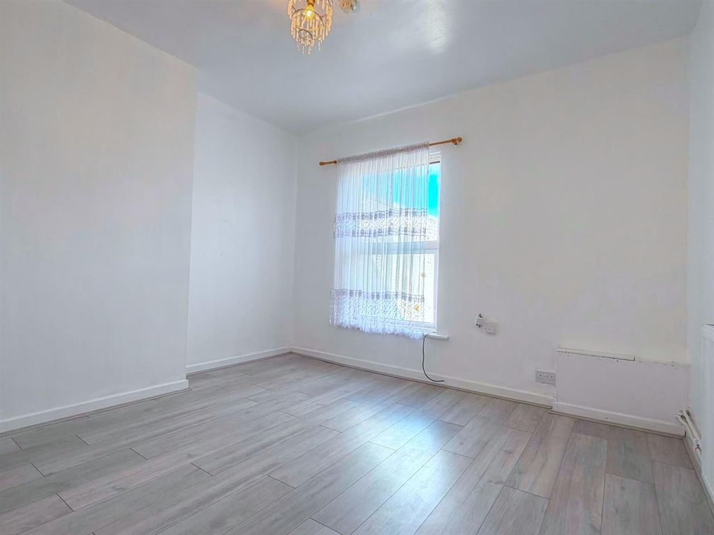Property photo 3 of 8 Living Room..Jpg