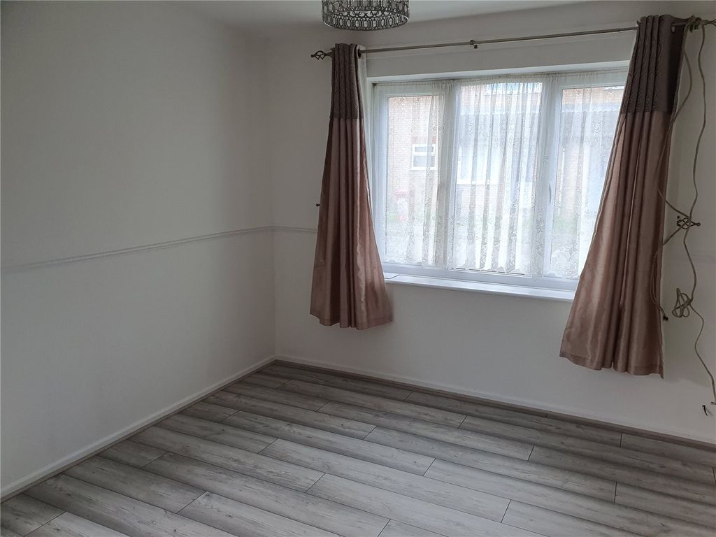 Property photo 3 of 8 Lounge