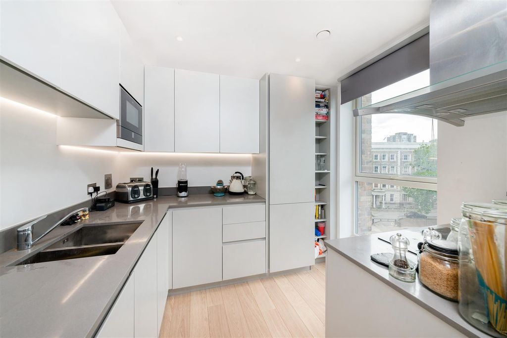 Property photo 1 of 8 Stockwell Park Road 14 4 Ph1.Jpg