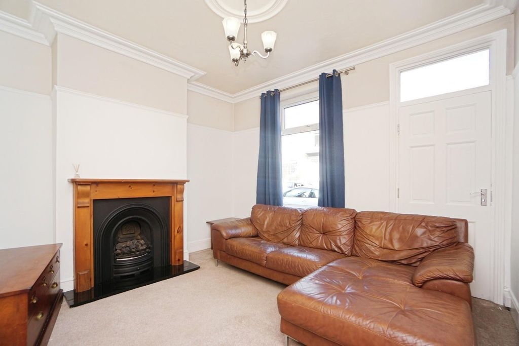 Property photo 2 of 16 Lounge